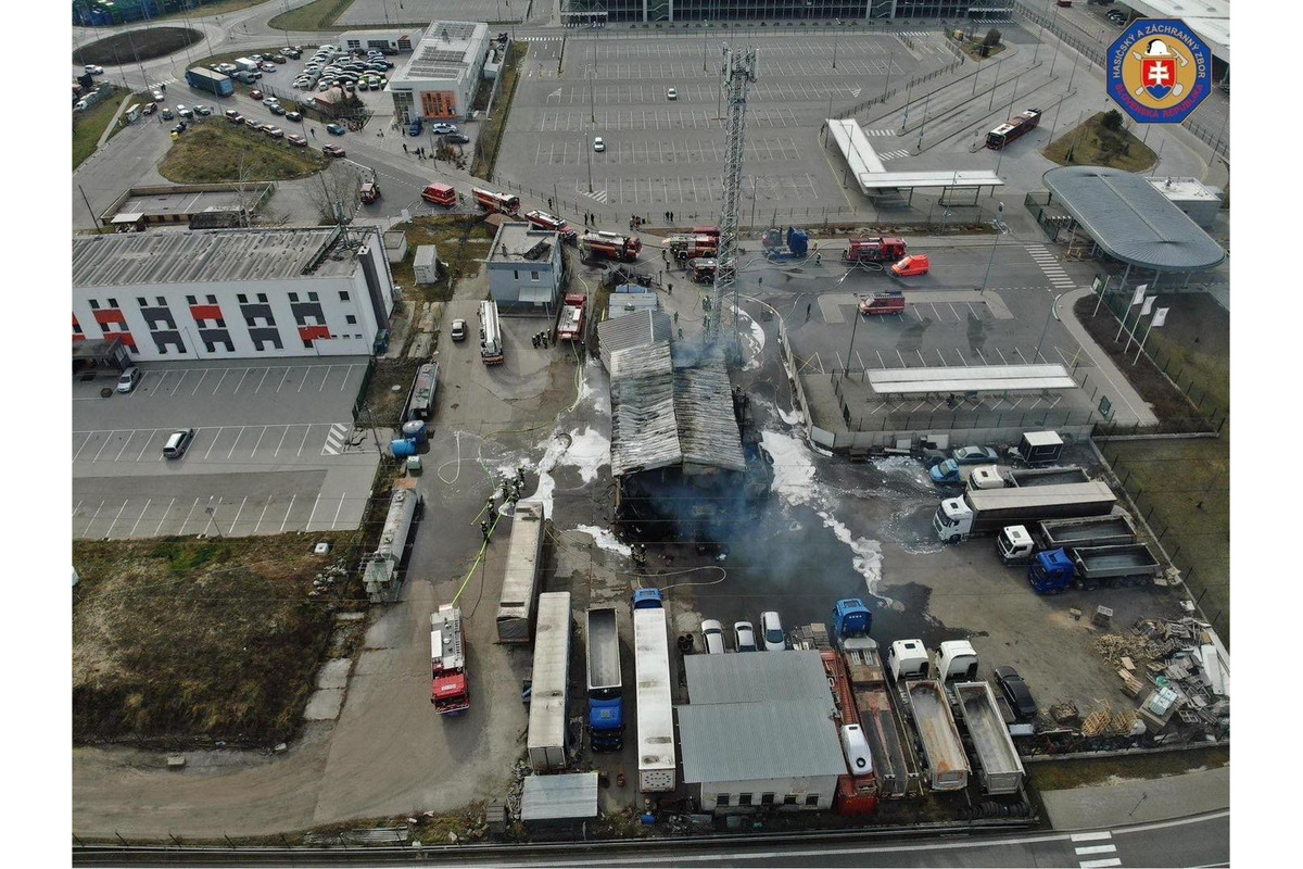 FOTO: Neďaleko areálu automobilky Volkswagen vypukol rozsiahly požiar, škody sa pohybujú v státisícoch, foto 4