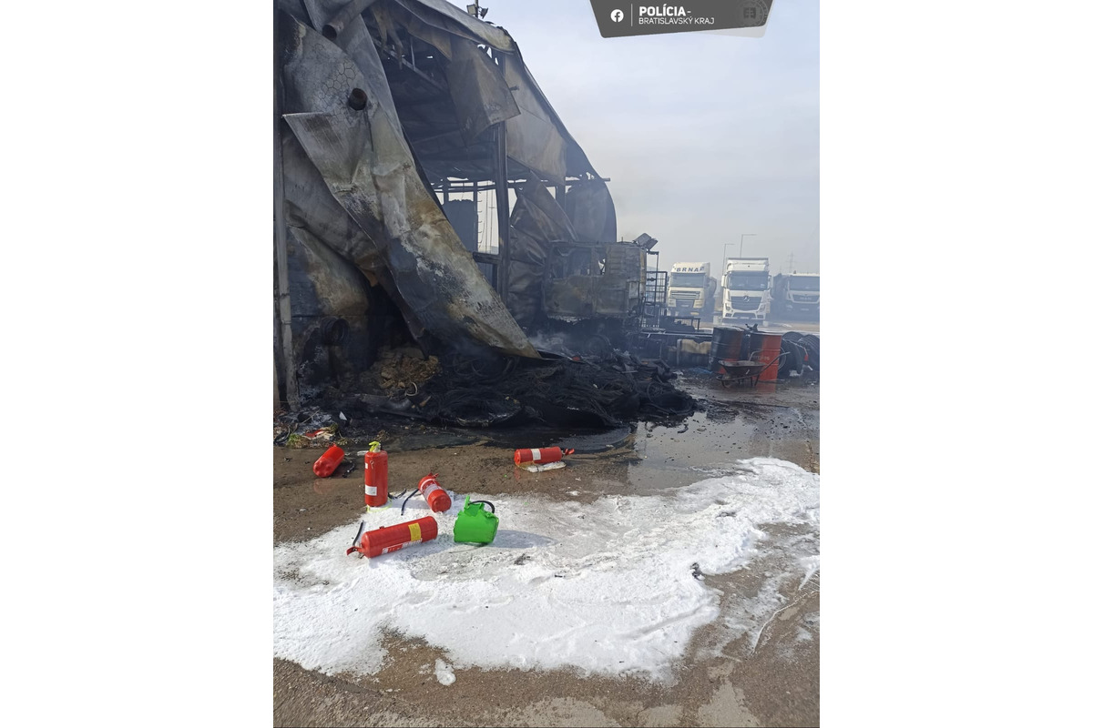 FOTO: Neďaleko areálu automobilky Volkswagen vypukol rozsiahly požiar, škody sa pohybujú v státisícoch, foto 5