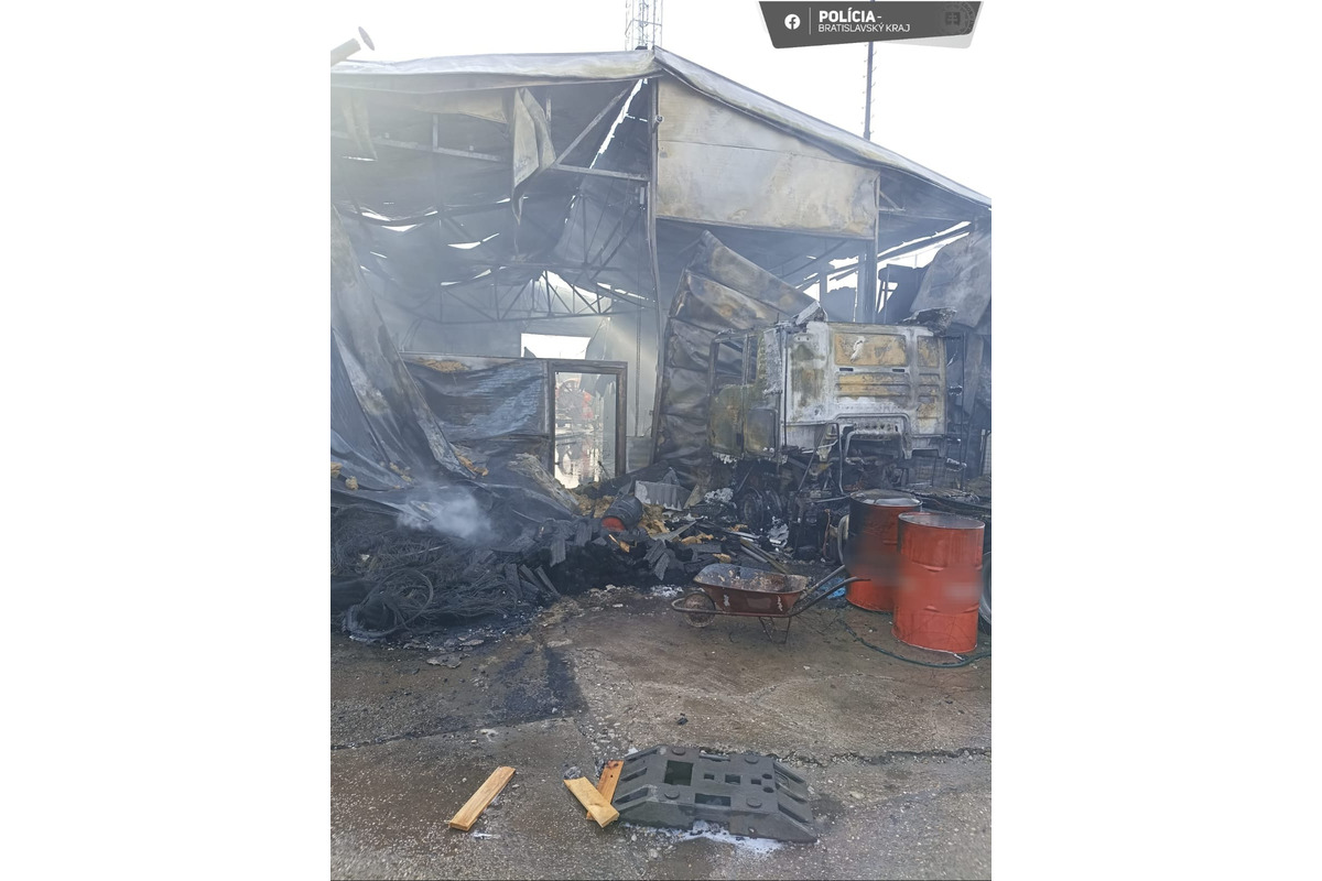 FOTO: Neďaleko areálu automobilky Volkswagen vypukol rozsiahly požiar, škody sa pohybujú v státisícoch, foto 6