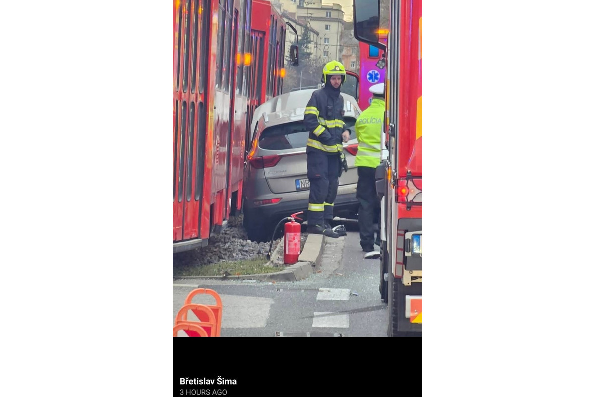 FOTO: Nehoda auta na Račianskej v Bratislave stopla premávku električiek, museli premávať po náhradnej trase, foto 1