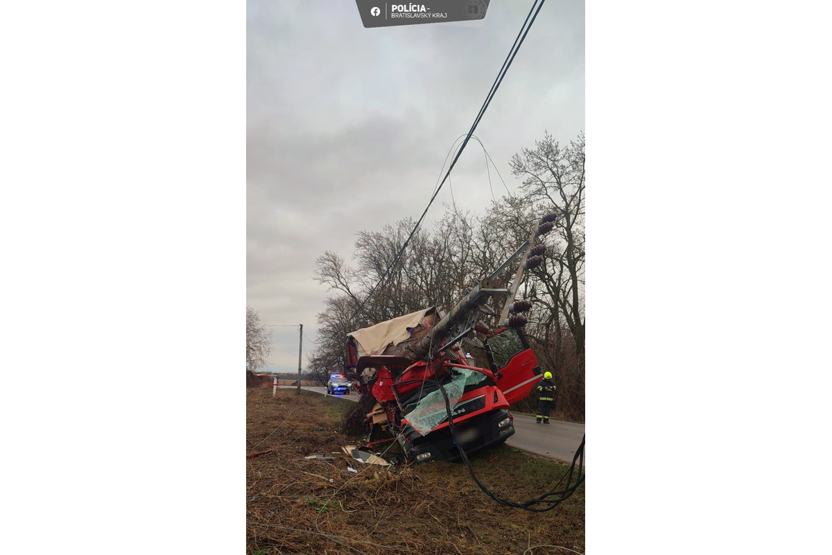 FOTO: Nehoda nákladiaku medzi Ivankou a Zálesím, foto 2