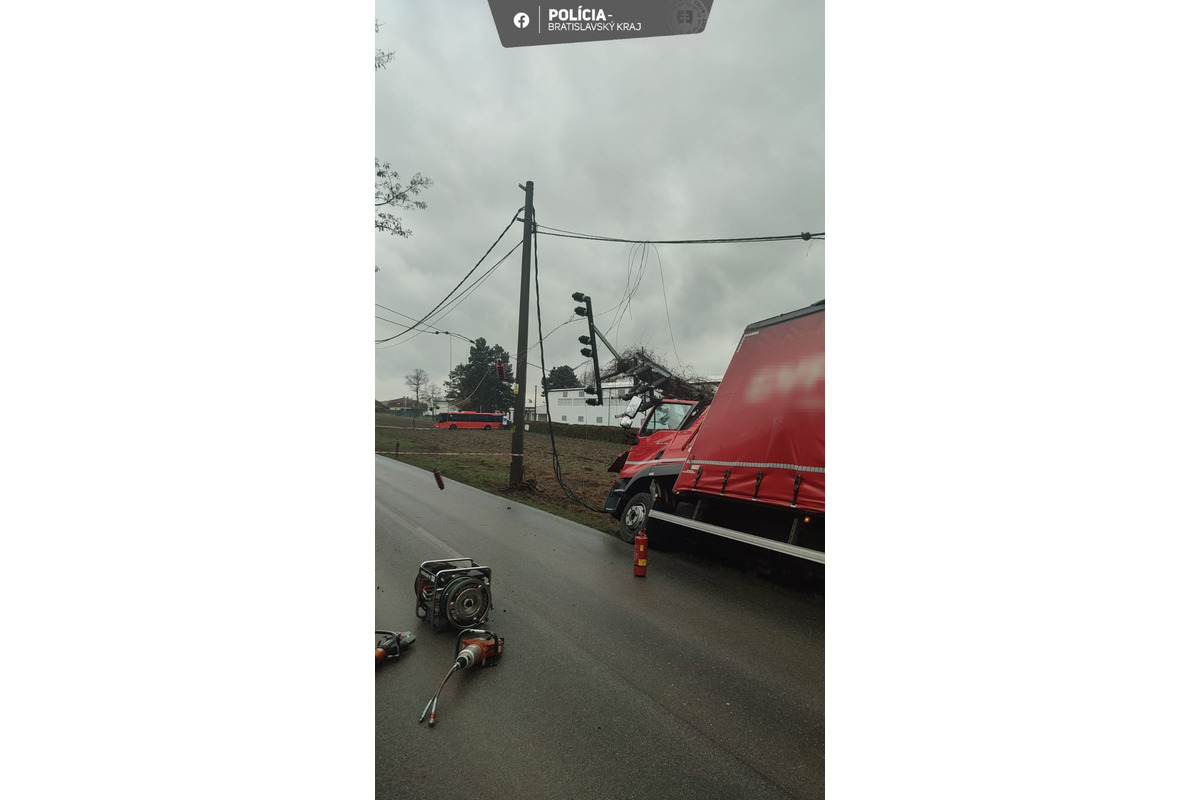 FOTO: Nehoda nákladiaku medzi Ivankou a Zálesím, foto 3