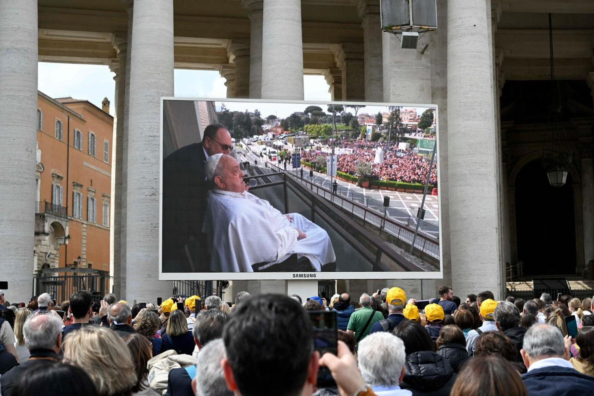 FOTO: Pápež František prvýkrát na verejnosti od svojej hospitalizácie, foto 4