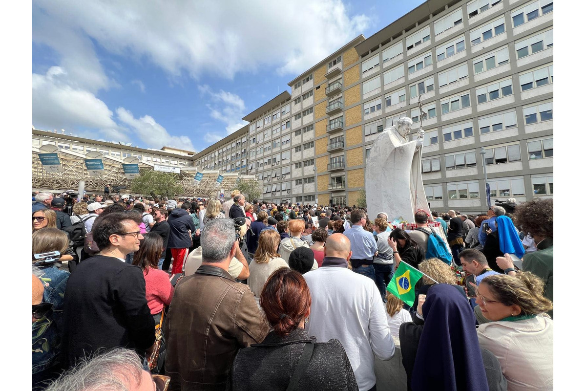 FOTO: Pápež František prvýkrát na verejnosti od svojej hospitalizácie, foto 5