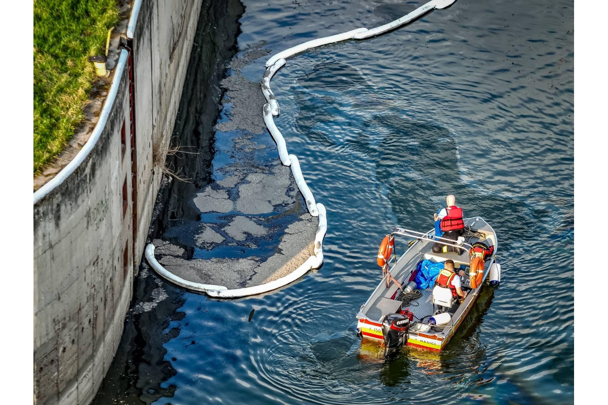 FOTO: Ružinovský prístav potrápila ropná škvrna, museli zasiahnuť hasiči, foto 2