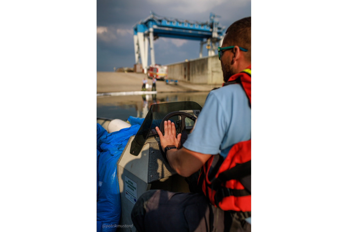 FOTO: Ružinovský prístav potrápila ropná škvrna, museli zasiahnuť hasiči, foto 3