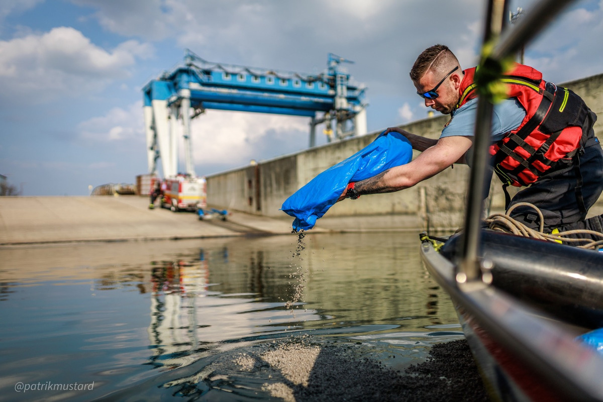 FOTO: Ružinovský prístav potrápila ropná škvrna, museli zasiahnuť hasiči, foto 4