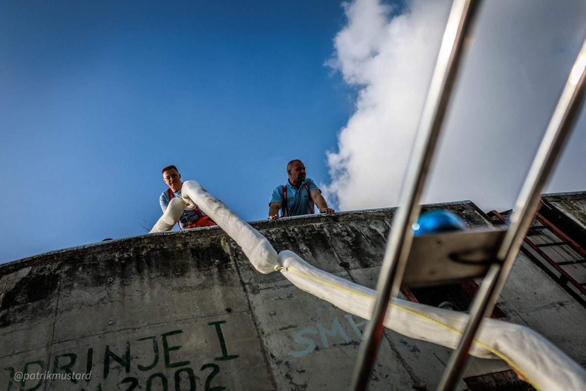 FOTO: Ružinovský prístav potrápila ropná škvrna, museli zasiahnuť hasiči, foto 5