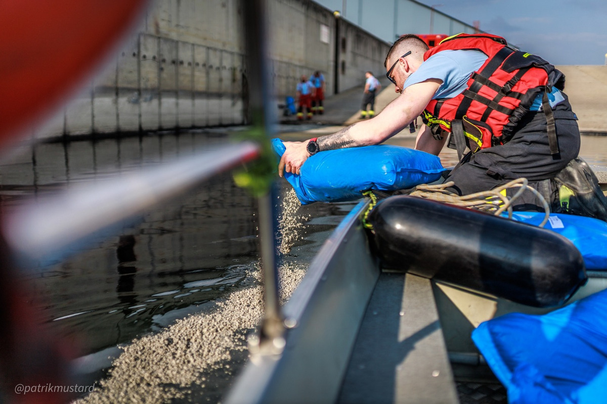 FOTO: Ružinovský prístav potrápila ropná škvrna, museli zasiahnuť hasiči, foto 6