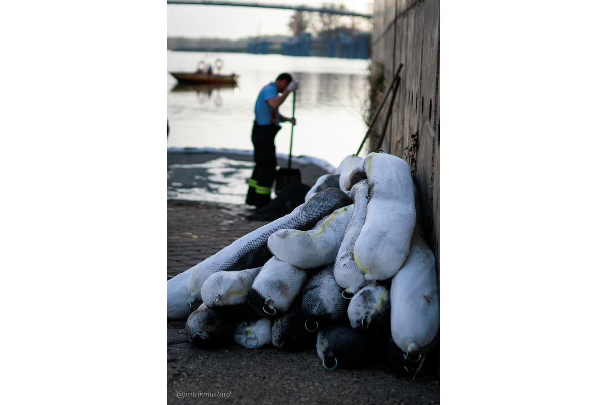 FOTO: Ružinovský prístav potrápila ropná škvrna, museli zasiahnuť hasiči, foto 8
