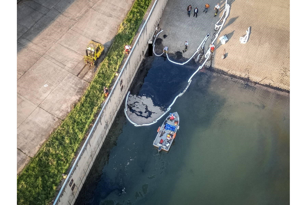 FOTO: Ružinovský prístav potrápila ropná škvrna, museli zasiahnuť hasiči, foto 9
