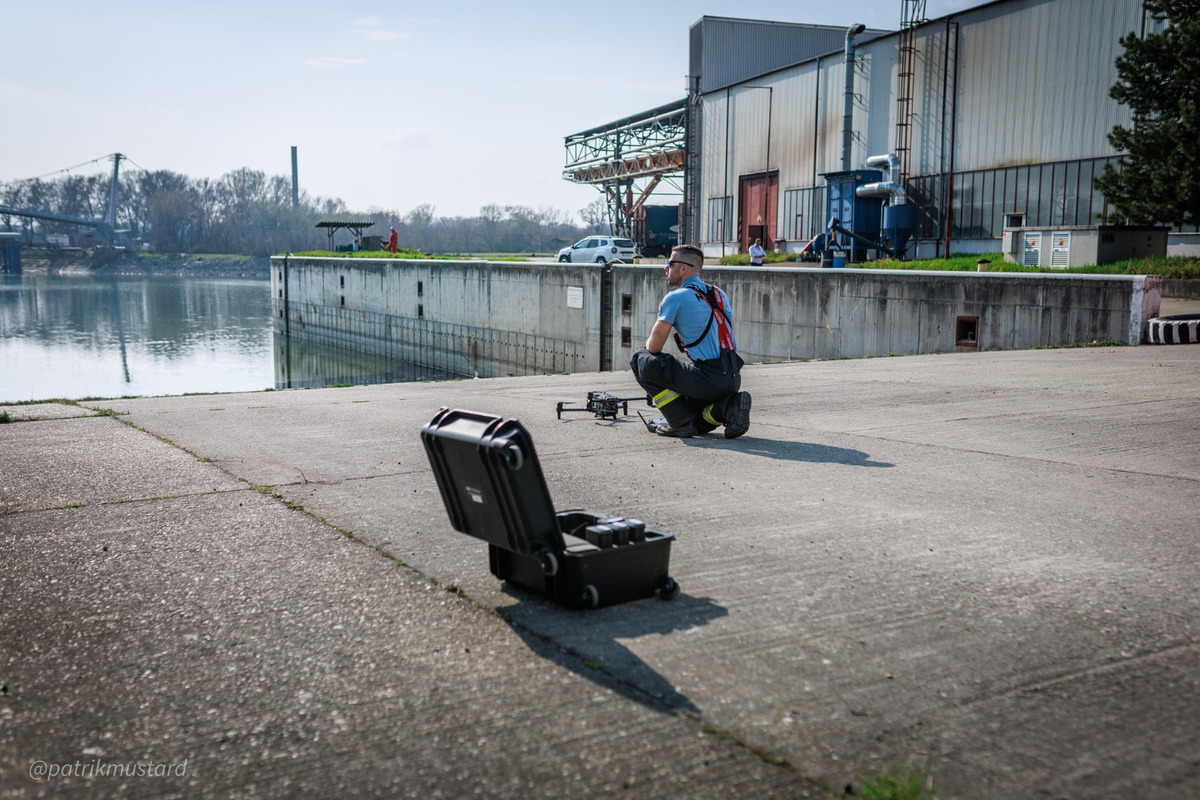 FOTO: Ružinovský prístav potrápila ropná škvrna, museli zasiahnuť hasiči, foto 11