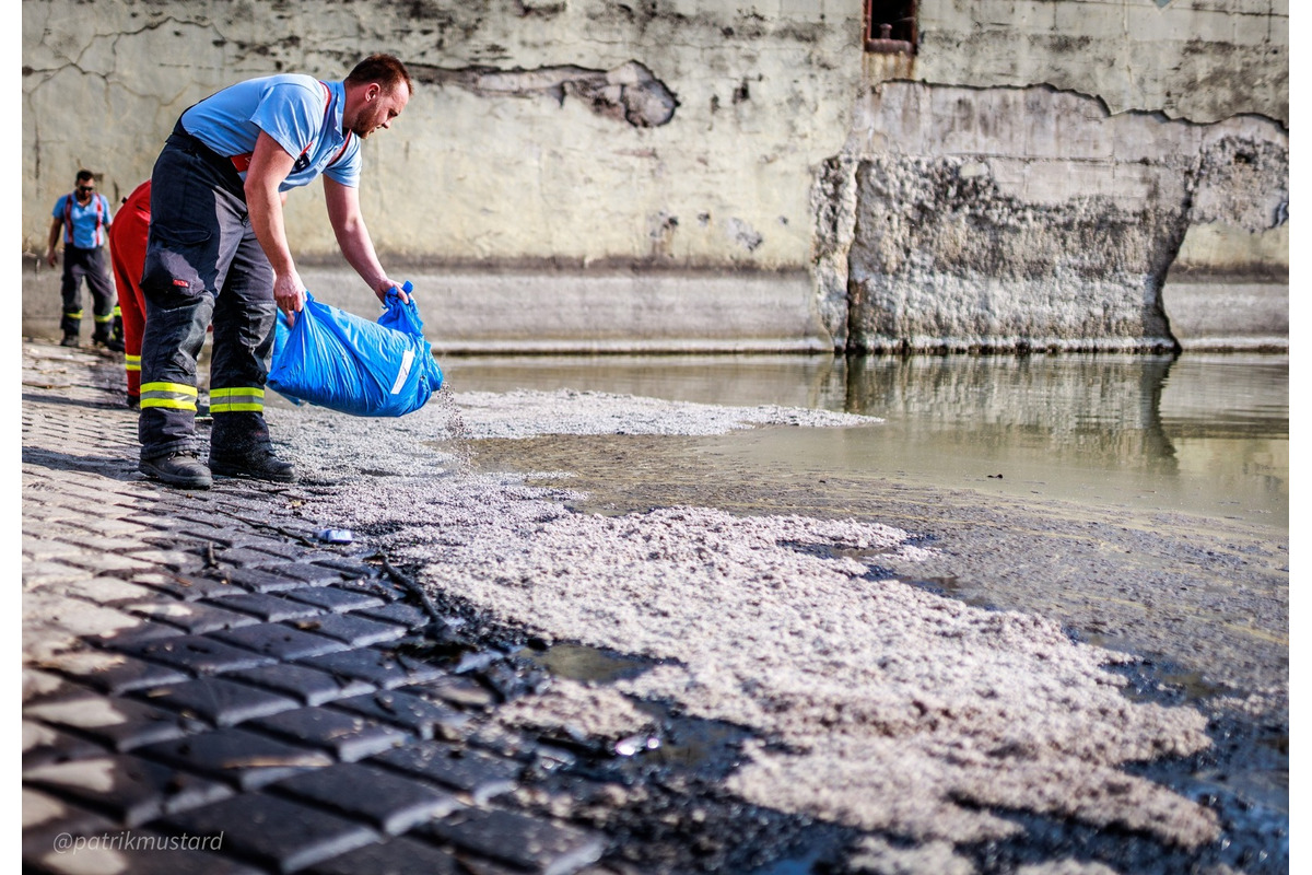 FOTO: Ružinovský prístav potrápila ropná škvrna, museli zasiahnuť hasiči, foto 13
