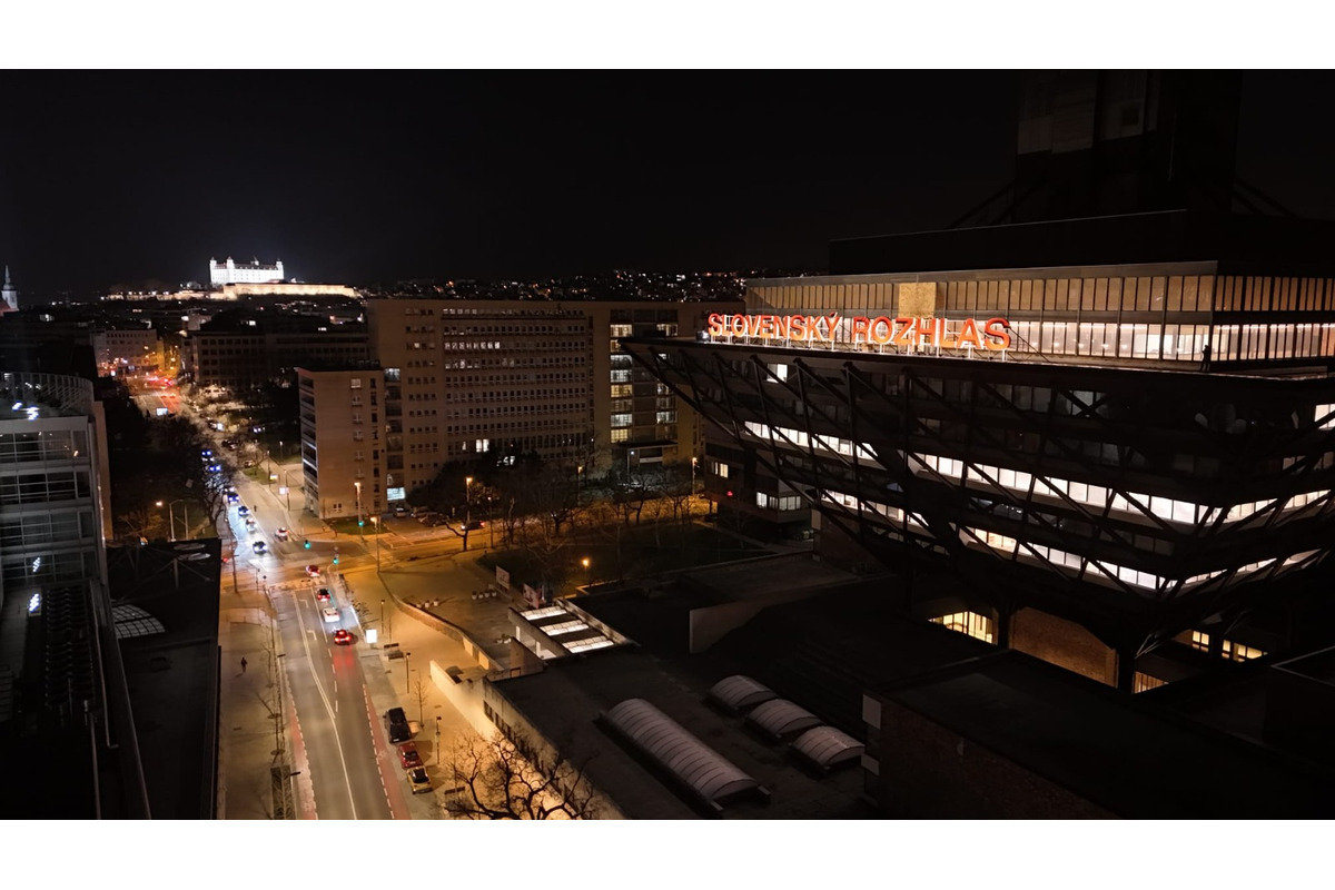 FOTO: Nápis na Slovenskom rozhlase na Mýtnej ulici opäť svieti, foto 1
