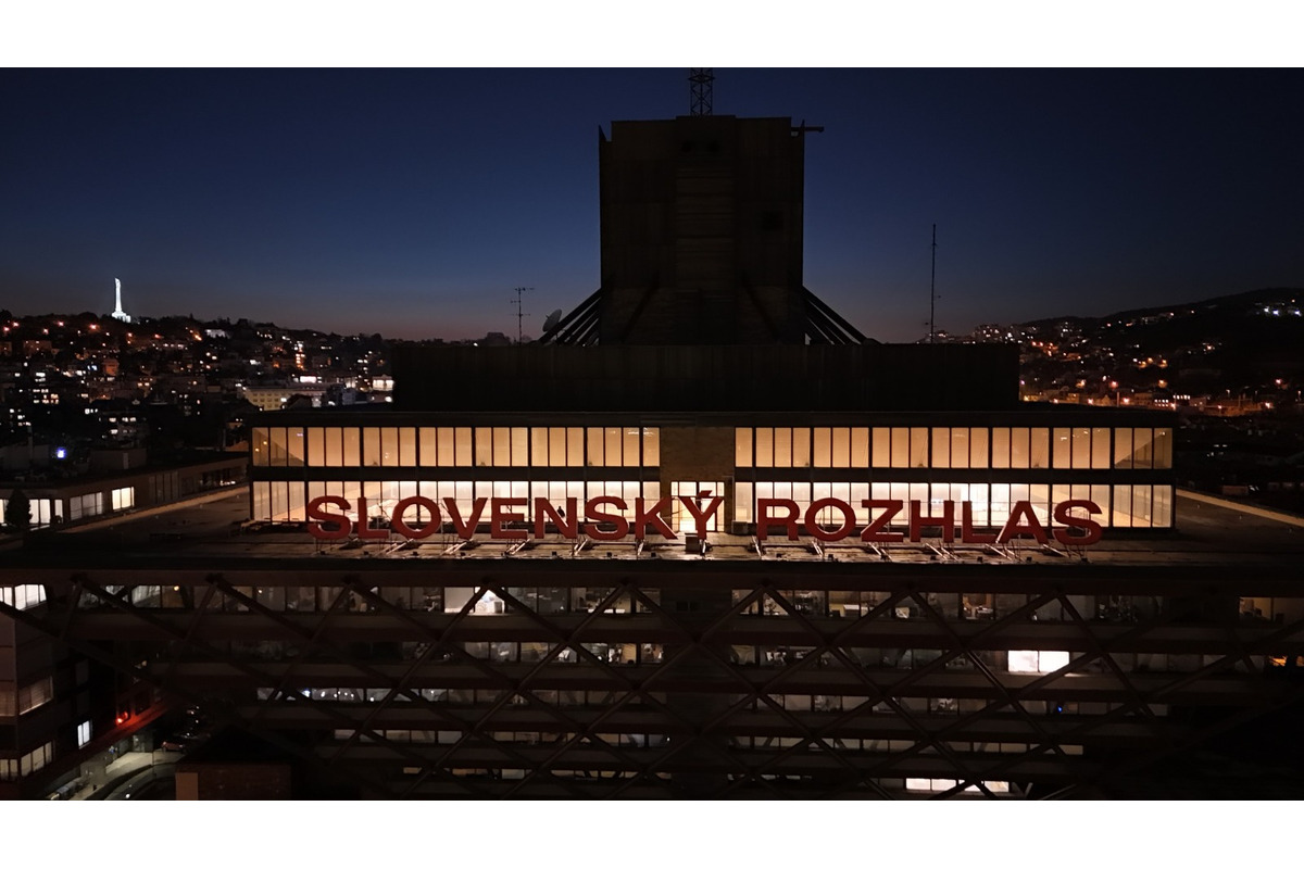 FOTO: Nápis na Slovenskom rozhlase na Mýtnej ulici opäť svieti, foto 5