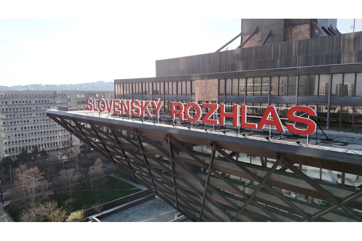 FOTO: Nápis na Slovenskom rozhlase na Mýtnej ulici opäť svieti, foto 6