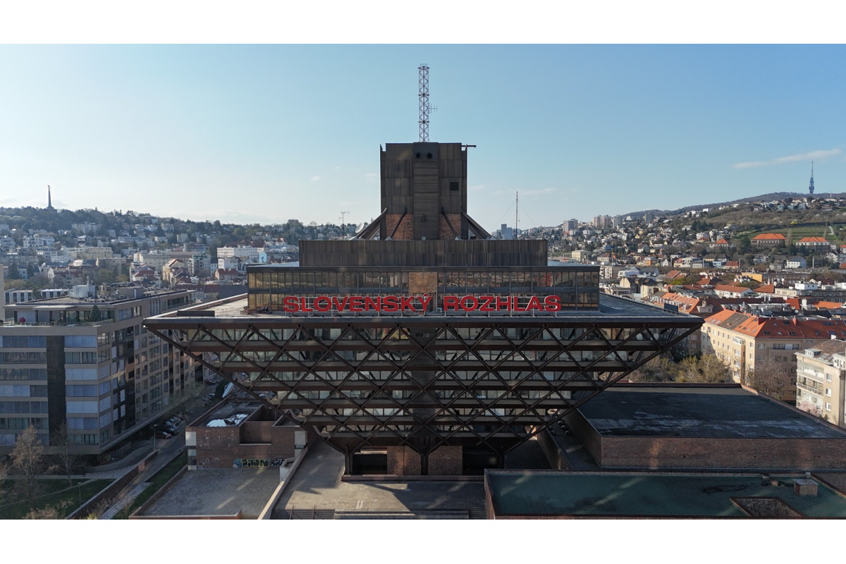 FOTO: Nápis na Slovenskom rozhlase na Mýtnej ulici opäť svieti, foto 7