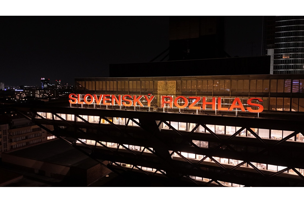 FOTO: Nápis na Slovenskom rozhlase na Mýtnej ulici opäť svieti, foto 8