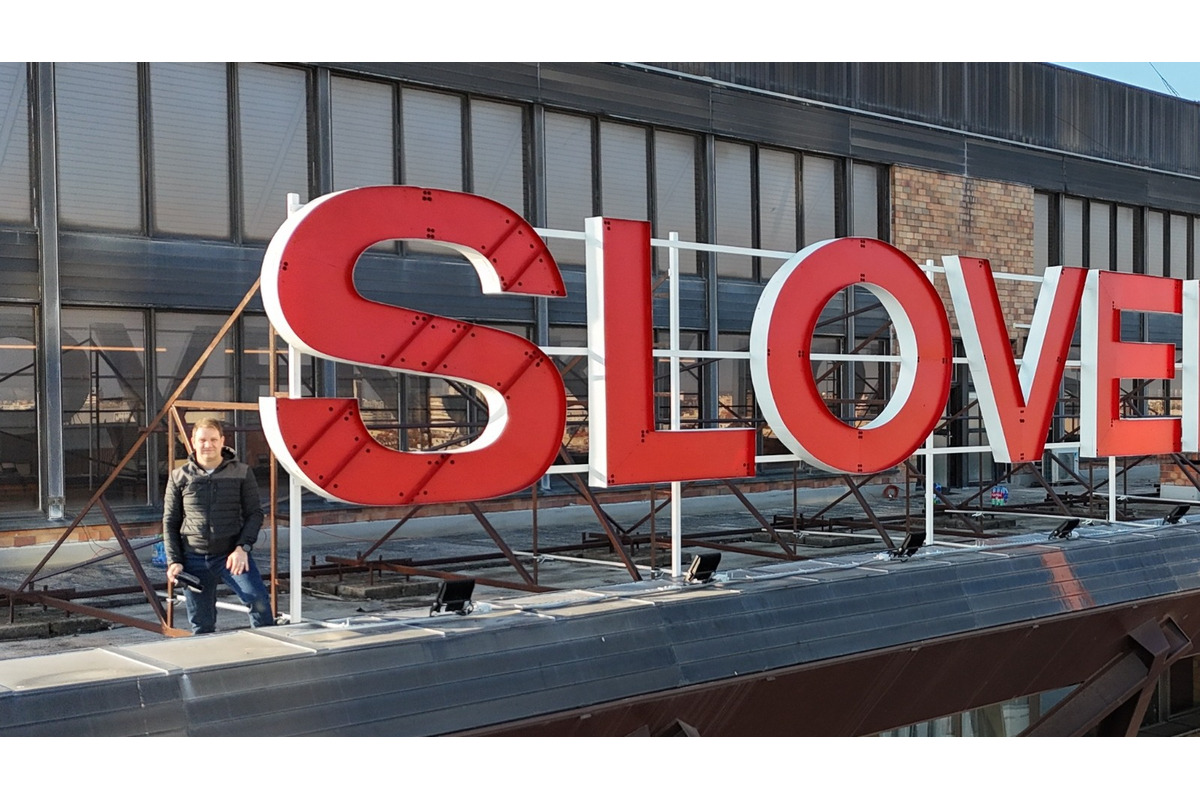 FOTO: Nápis na Slovenskom rozhlase na Mýtnej ulici opäť svieti, foto 9