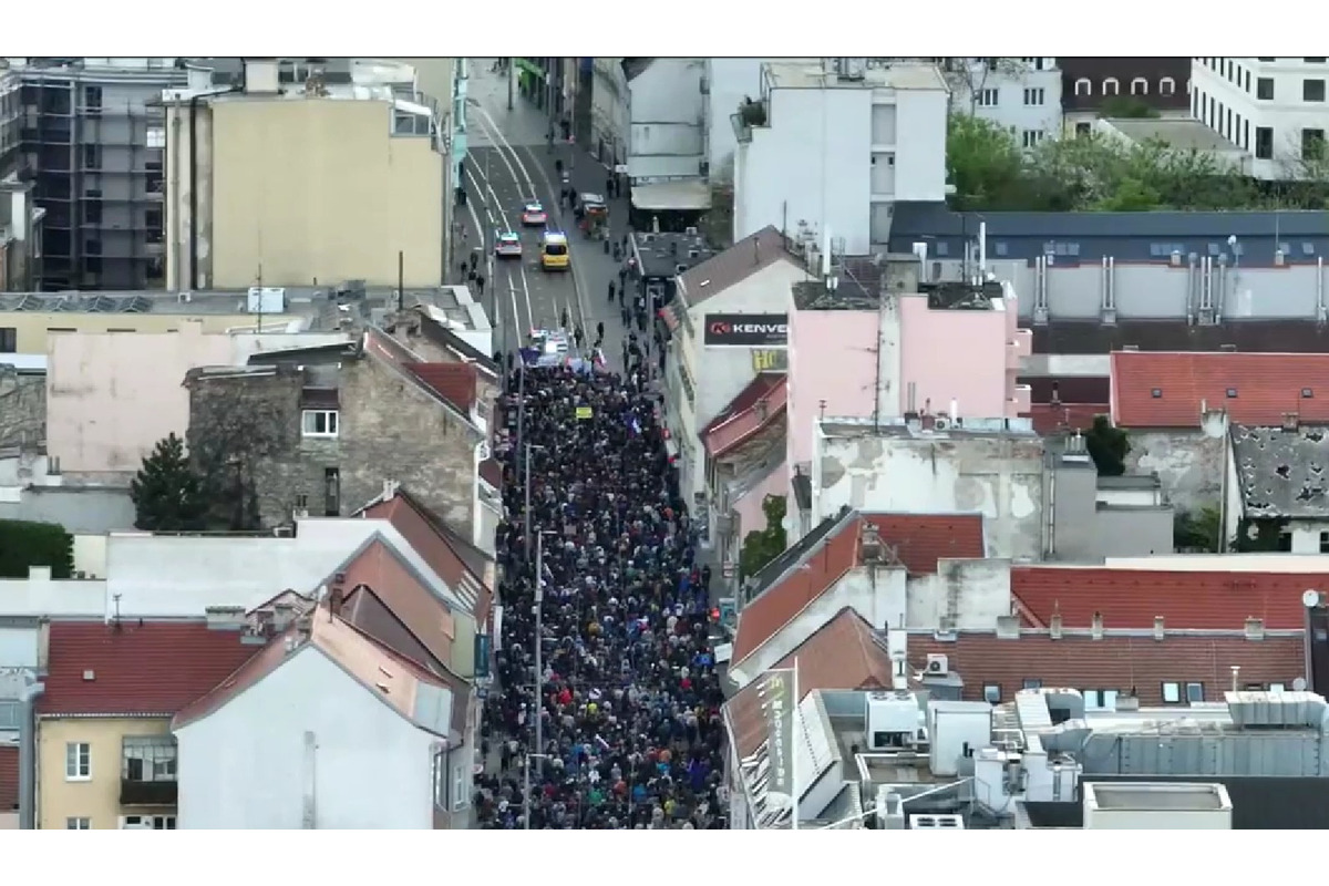 FOTO: Pochod pred Prezidentský palác v rámci protestu Slovensko je Európa, foto 1