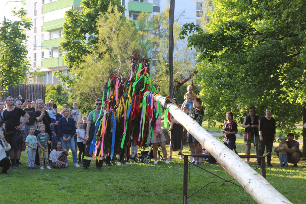 FOTO: Takto prebiehalo stavanie májov v Bratislavskom kraji, foto 7