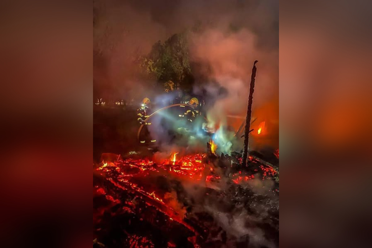 FOTO: Zásah hasičov pri nočnom požiari opustenej budovy vo Vrakuni, foto 1