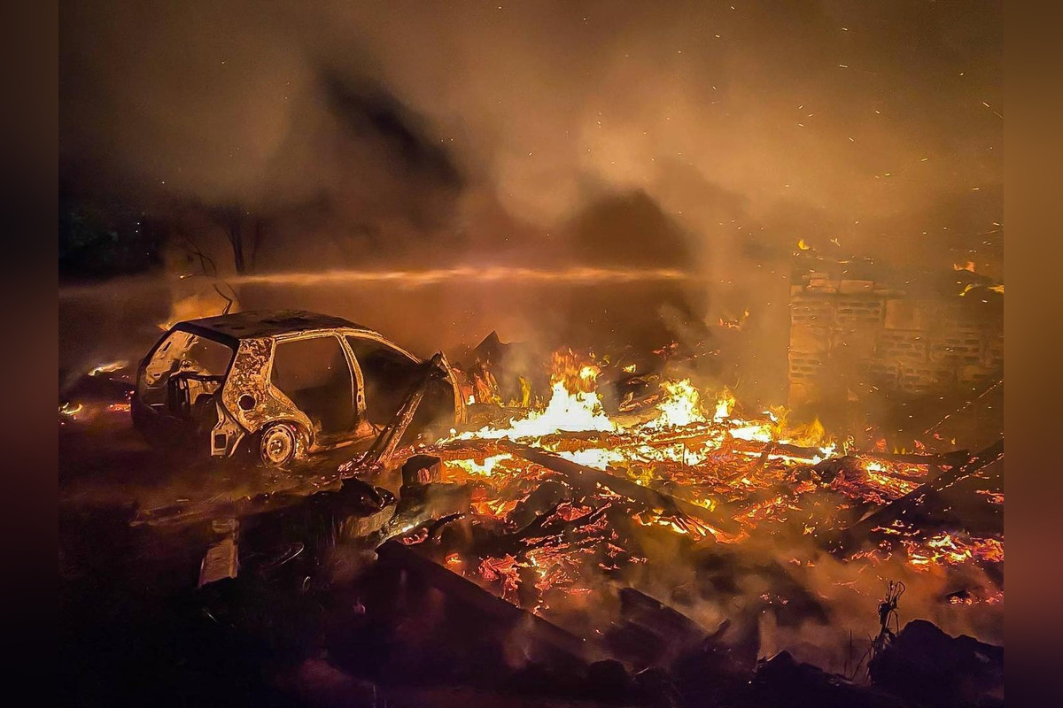 FOTO: Zásah hasičov pri nočnom požiari opustenej budovy vo Vrakuni, foto 2