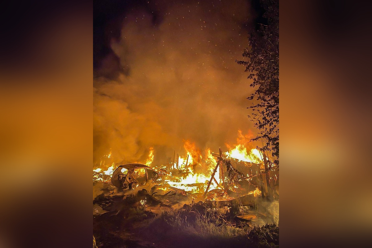 FOTO: Zásah hasičov pri nočnom požiari opustenej budovy vo Vrakuni, foto 3