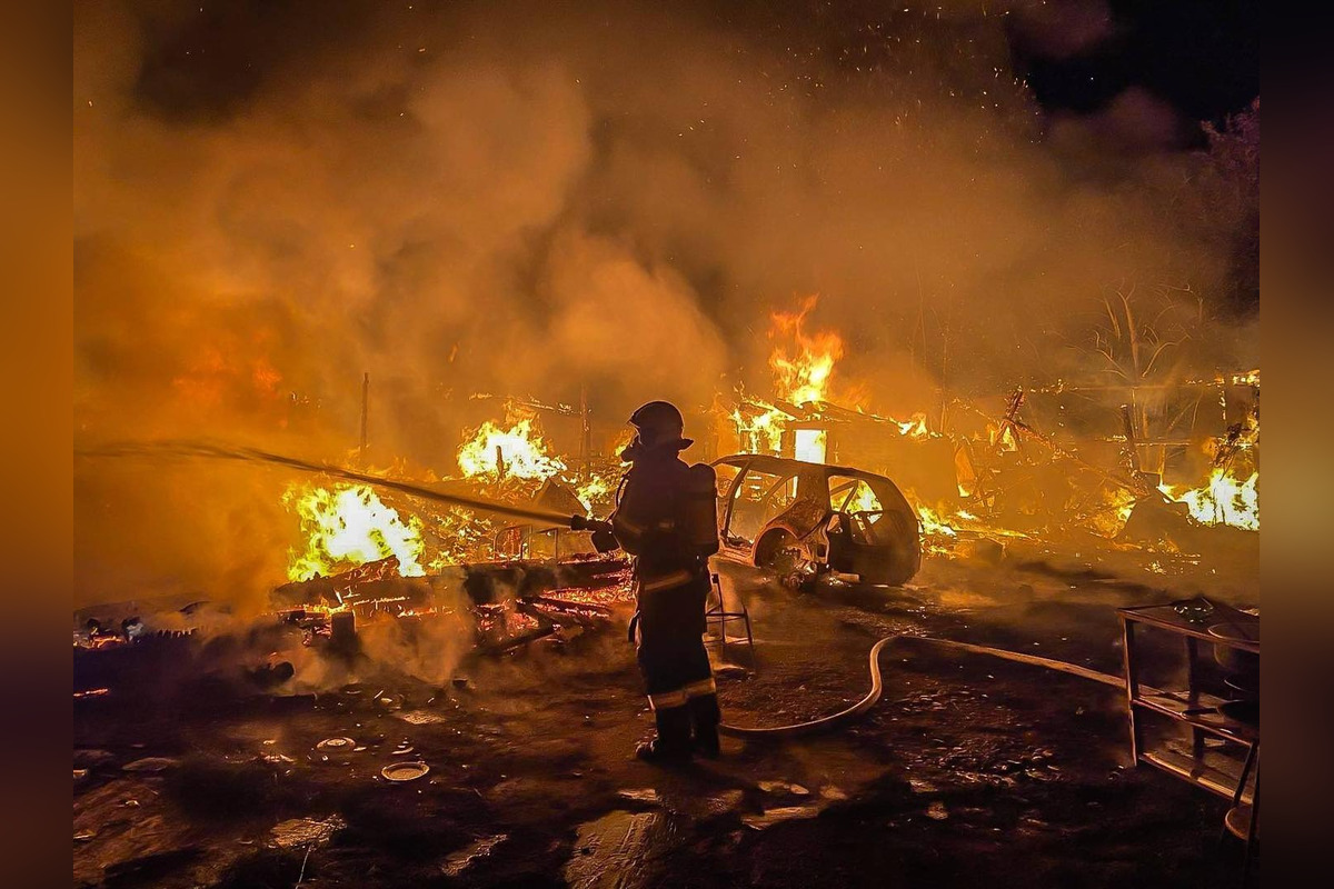 FOTO: Zásah hasičov pri nočnom požiari opustenej budovy vo Vrakuni, foto 4