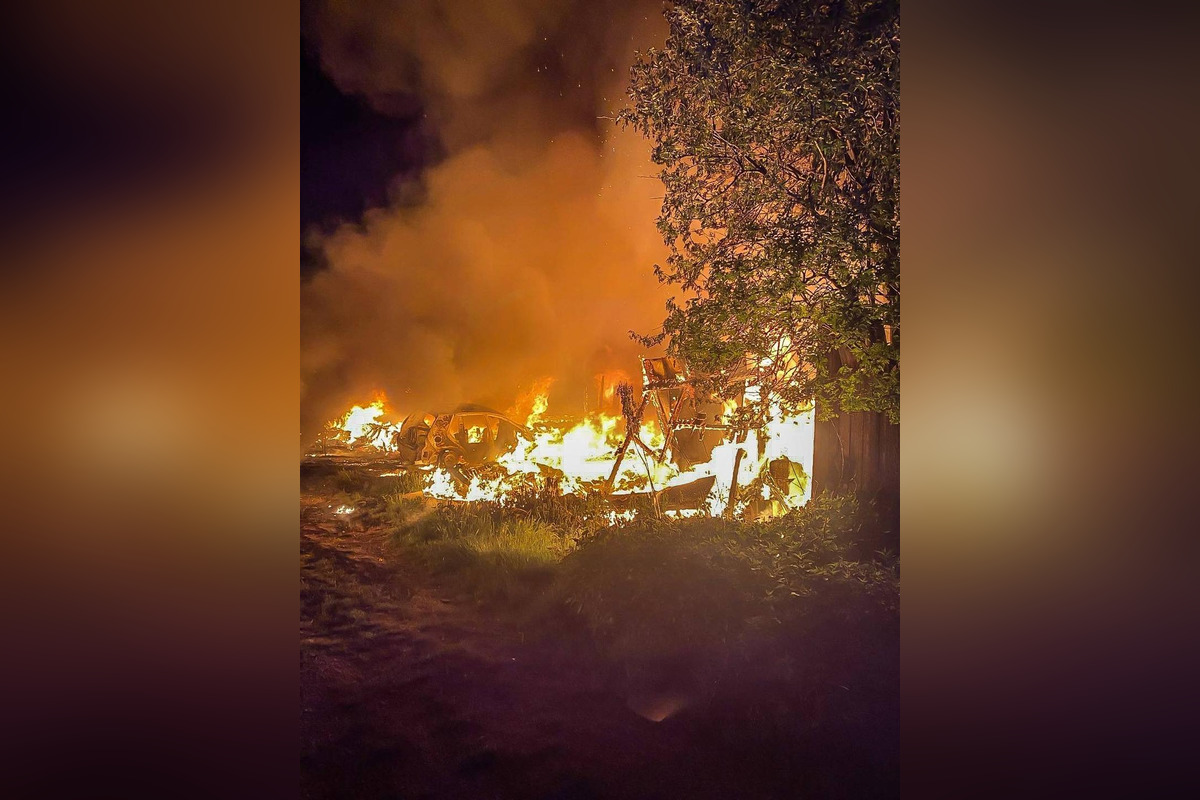 FOTO: Zásah hasičov pri nočnom požiari opustenej budovy vo Vrakuni, foto 5