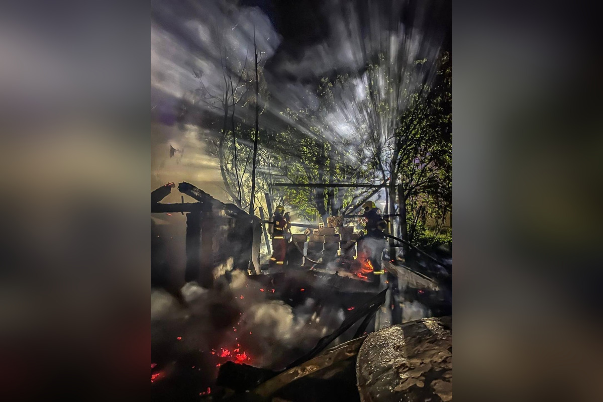 FOTO: Zásah hasičov pri nočnom požiari opustenej budovy vo Vrakuni, foto 6