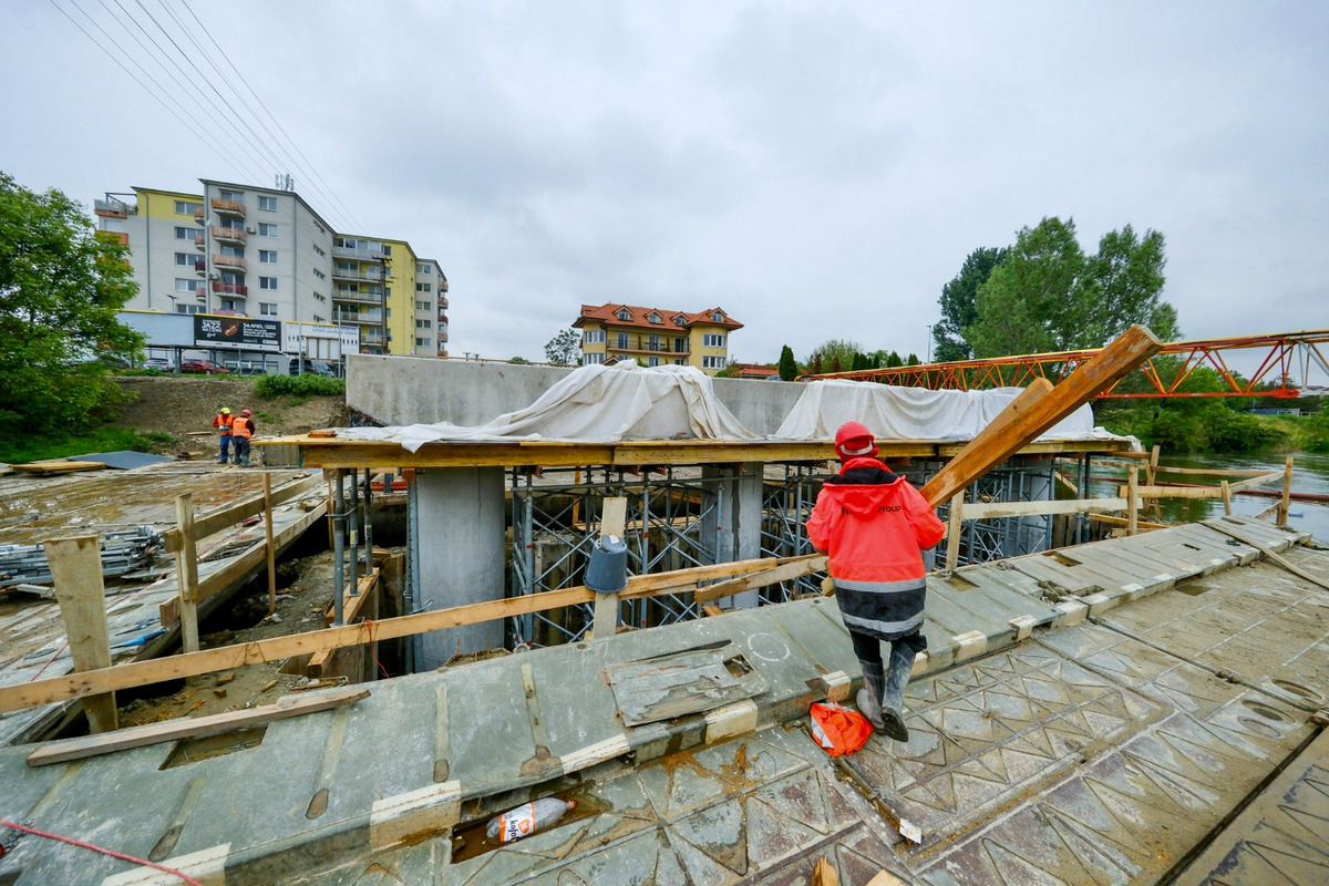 FOTO: Most vo Vrakuni už viditeľne rastie, foto 1