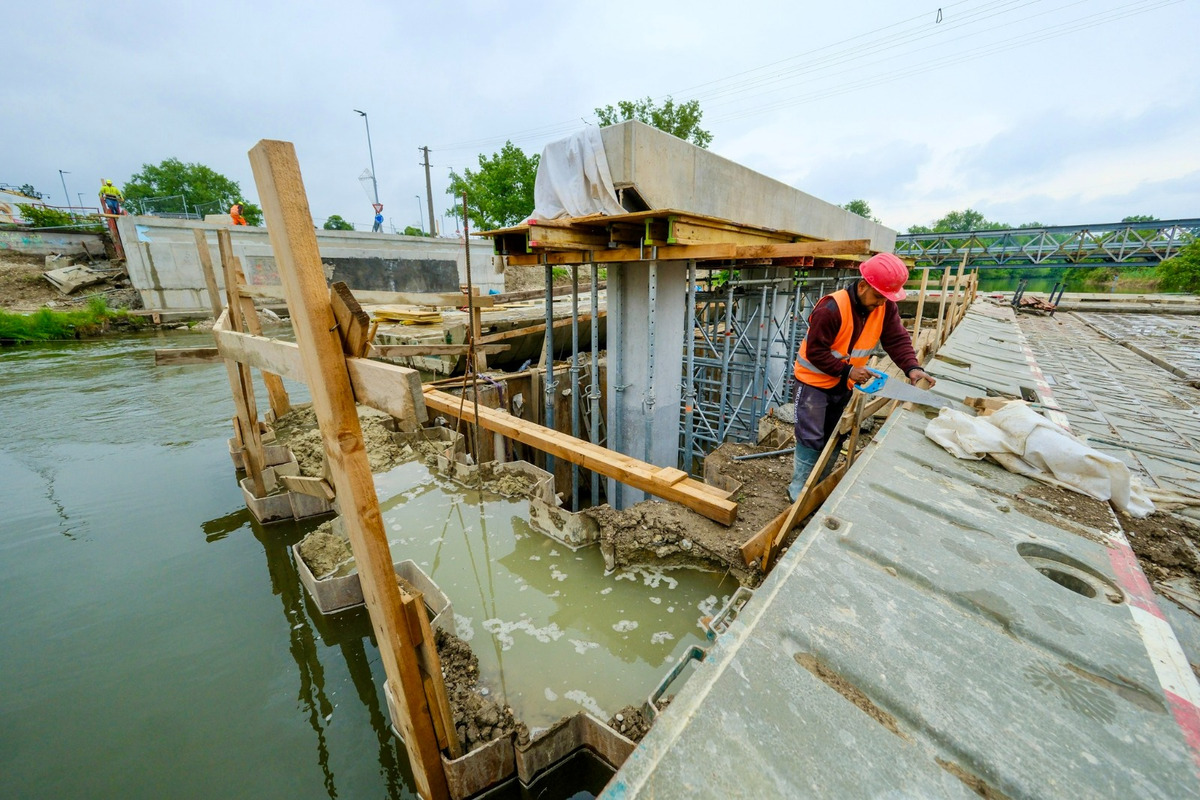 FOTO: Most vo Vrakuni už viditeľne rastie, foto 2