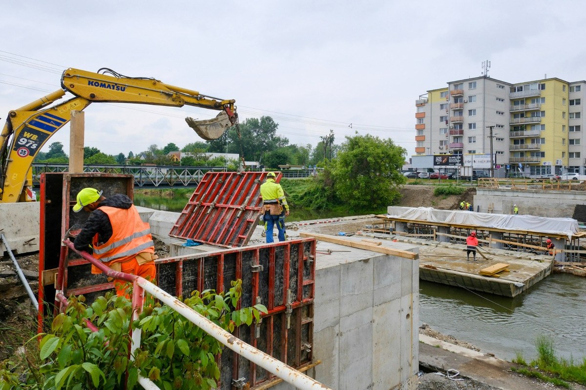 FOTO: Most vo Vrakuni už viditeľne rastie, foto 3
