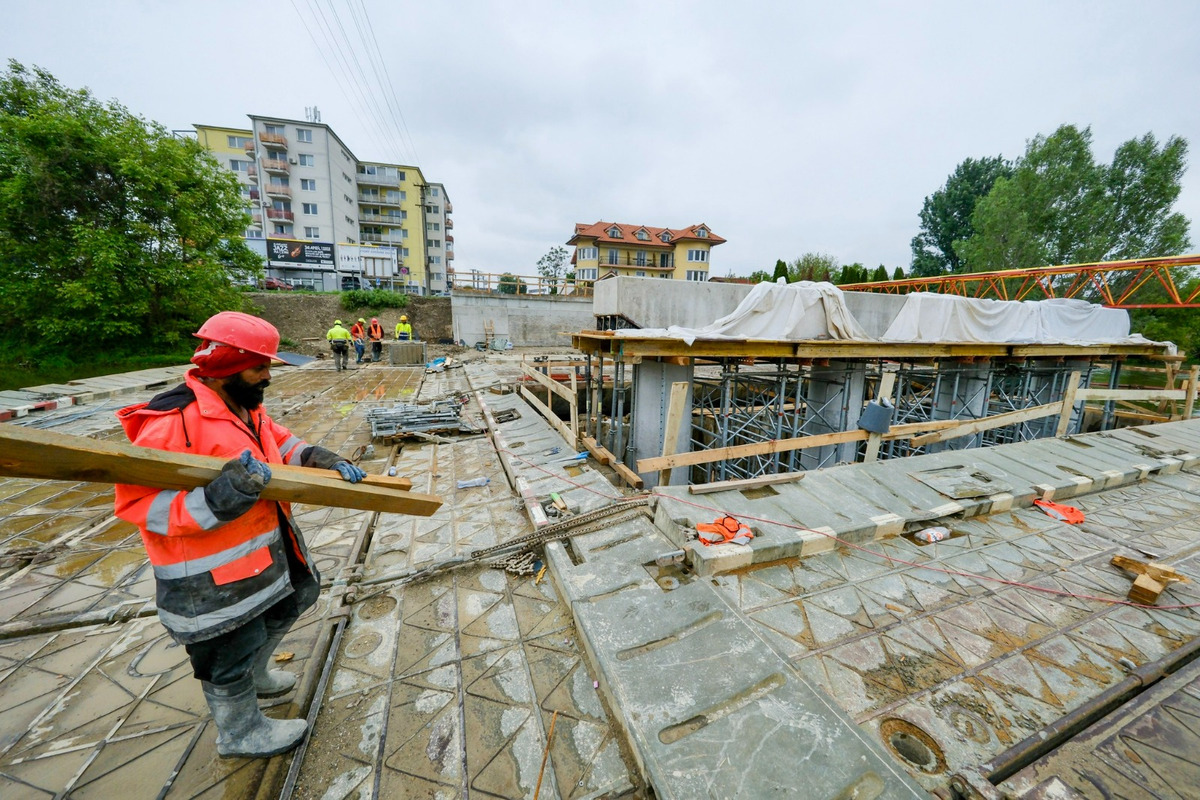 FOTO: Most vo Vrakuni už viditeľne rastie, foto 4