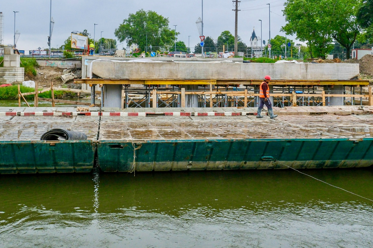 FOTO: Most vo Vrakuni už viditeľne rastie, foto 5