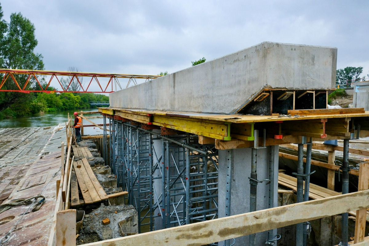 FOTO: Most vo Vrakuni už viditeľne rastie, foto 7