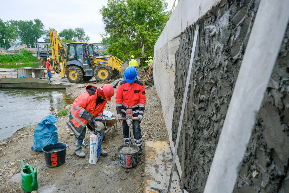 FOTO: Most vo Vrakuni už viditeľne rastie, foto 8
