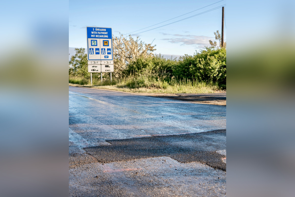 FOTO:  Dezinfekčný brod v Rajke ničil autá, foto 2