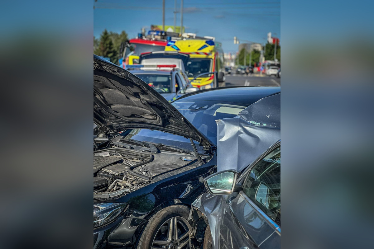 FOTO: Nehoda na križovatke Galvaniho a Ivanskej cesty, foto 2