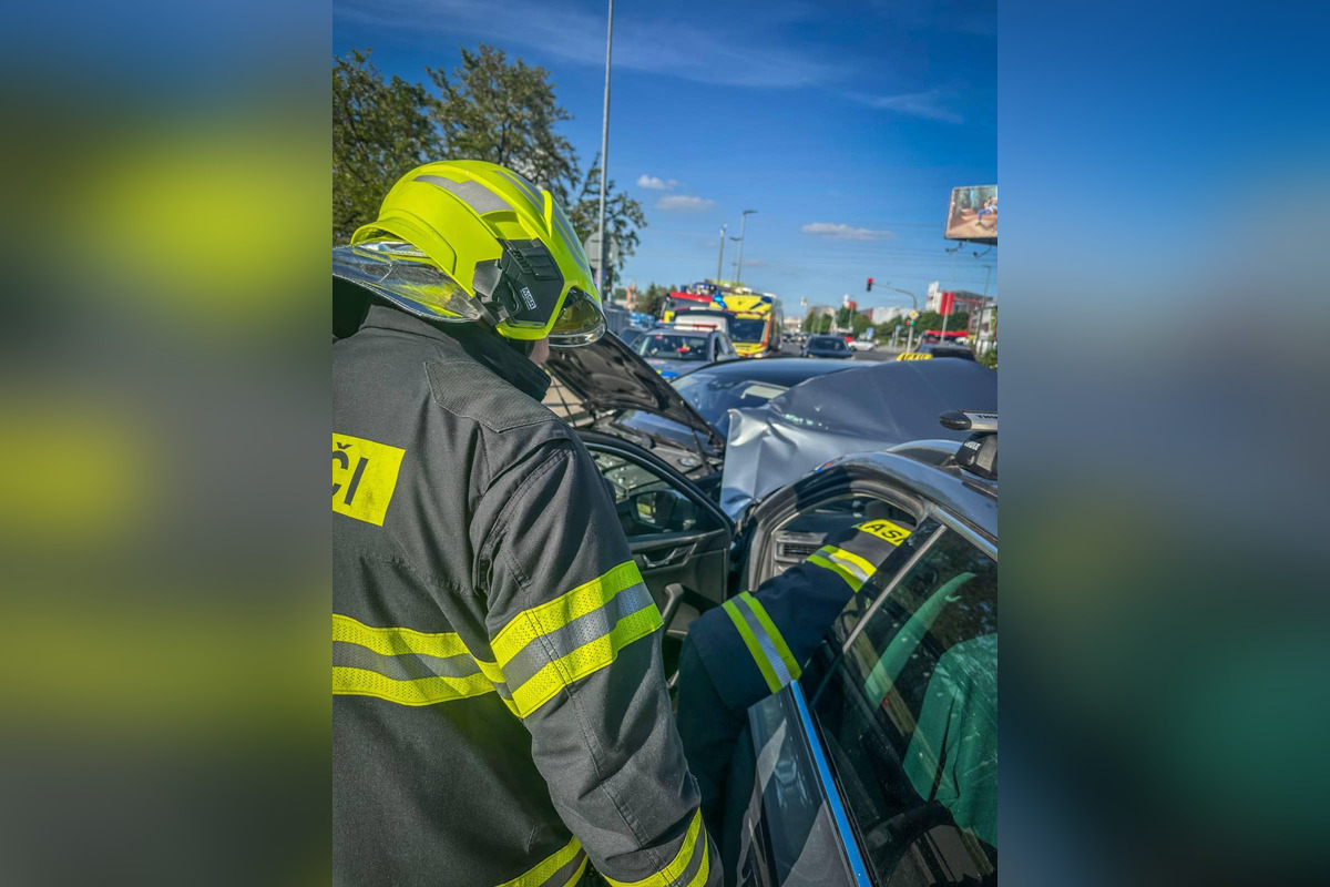 FOTO: Nehoda na križovatke Galvaniho a Ivanskej cesty, foto 3