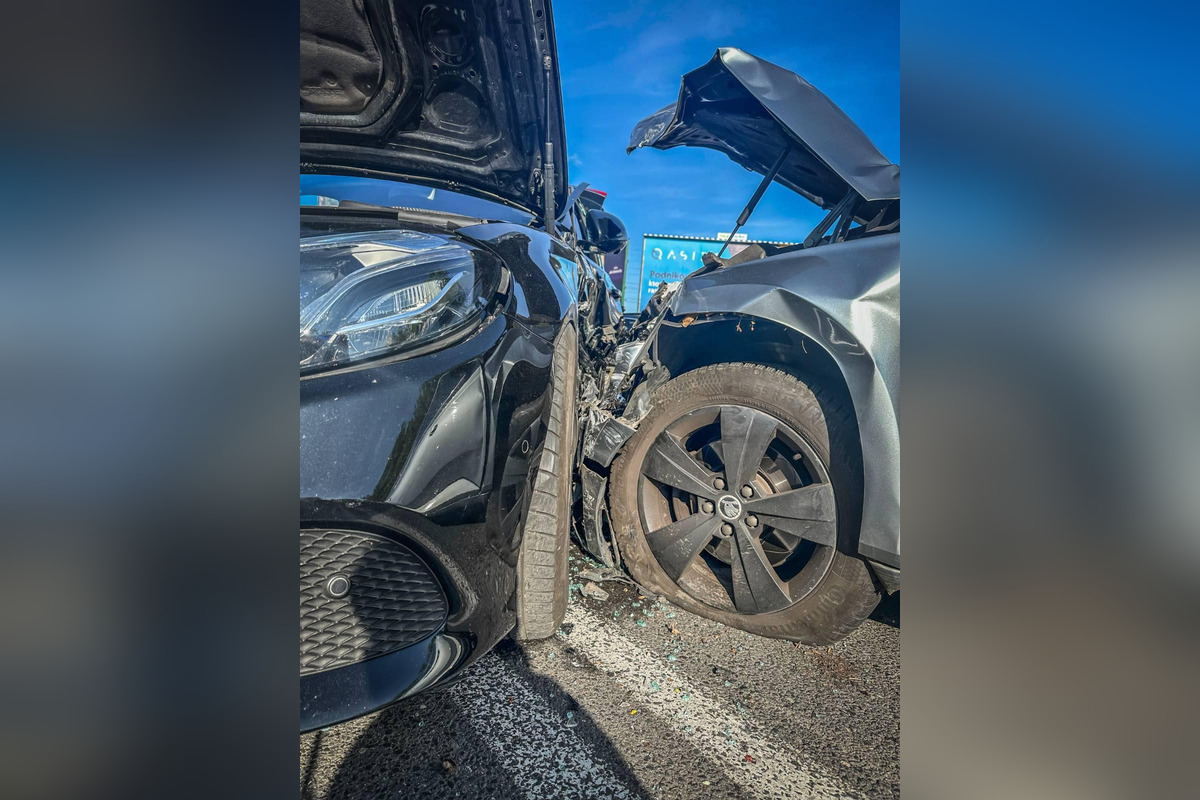 FOTO: Nehoda na križovatke Galvaniho a Ivanskej cesty, foto 4