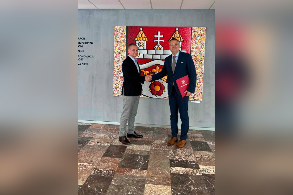 FOTO: Kamenický daroval Ružinovu obraz, ktorý aj sám namaľoval, foto 1