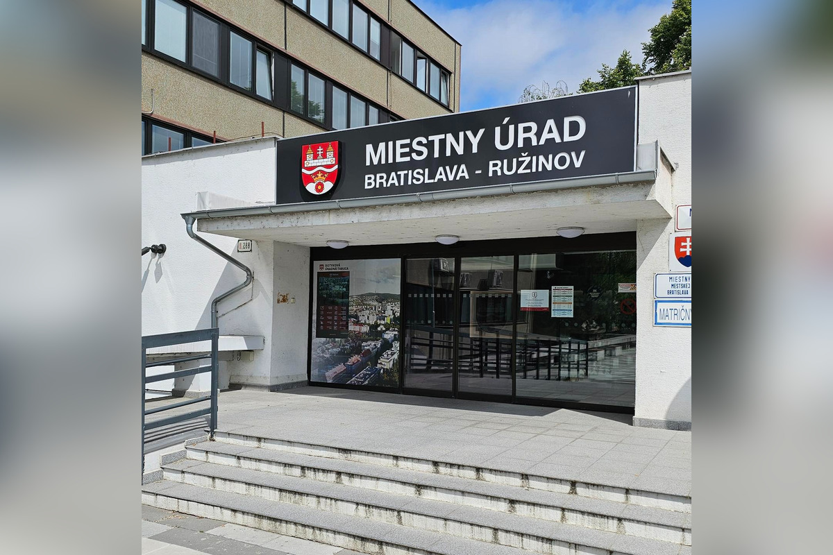 FOTO: Kamenický daroval Ružinovu obraz, ktorý aj sám namaľoval, foto 5