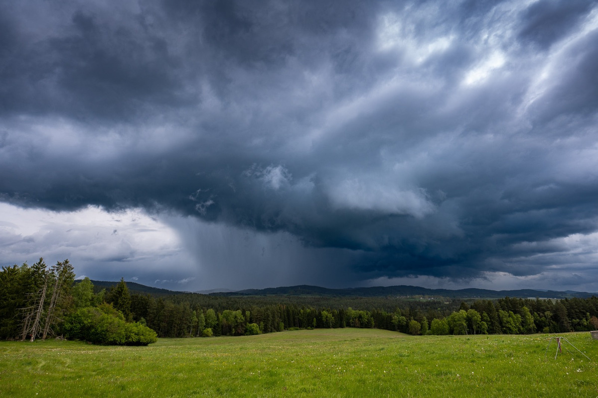 FOTO: Najprv len tmavý oblak a vietor, potom desivý vír, ktorý zanechal spúšť v lesoch. Na juhu Čiech udrelo tornádo, foto 4
