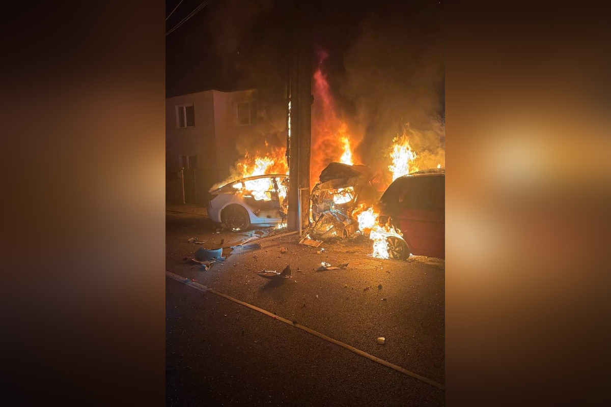 FOTO: Vo Veľkom Bieli zhoreli tri autá, foto 2