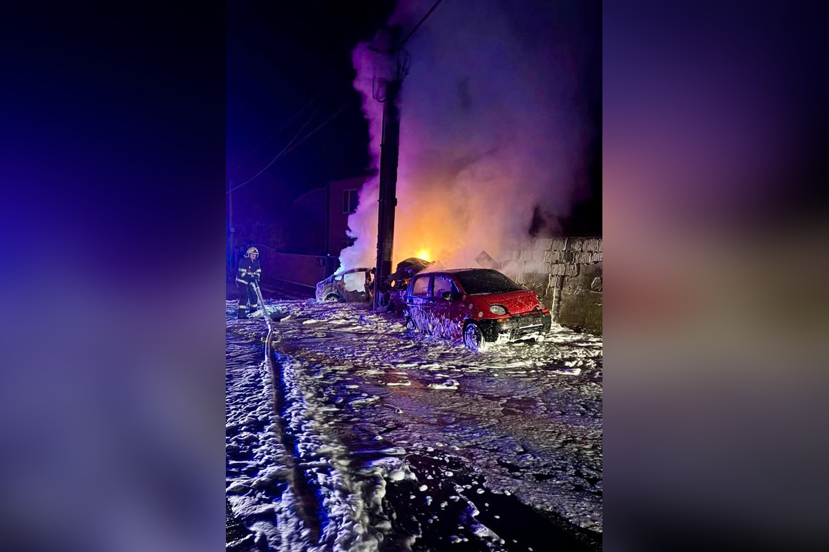 FOTO: Vo Veľkom Bieli zhoreli tri autá, foto 3