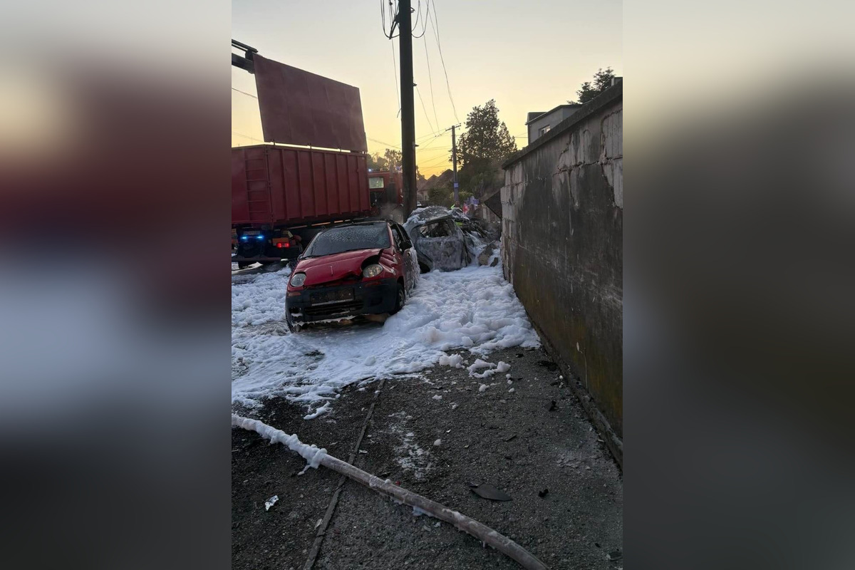 FOTO: Vo Veľkom Bieli zhoreli tri autá, foto 4