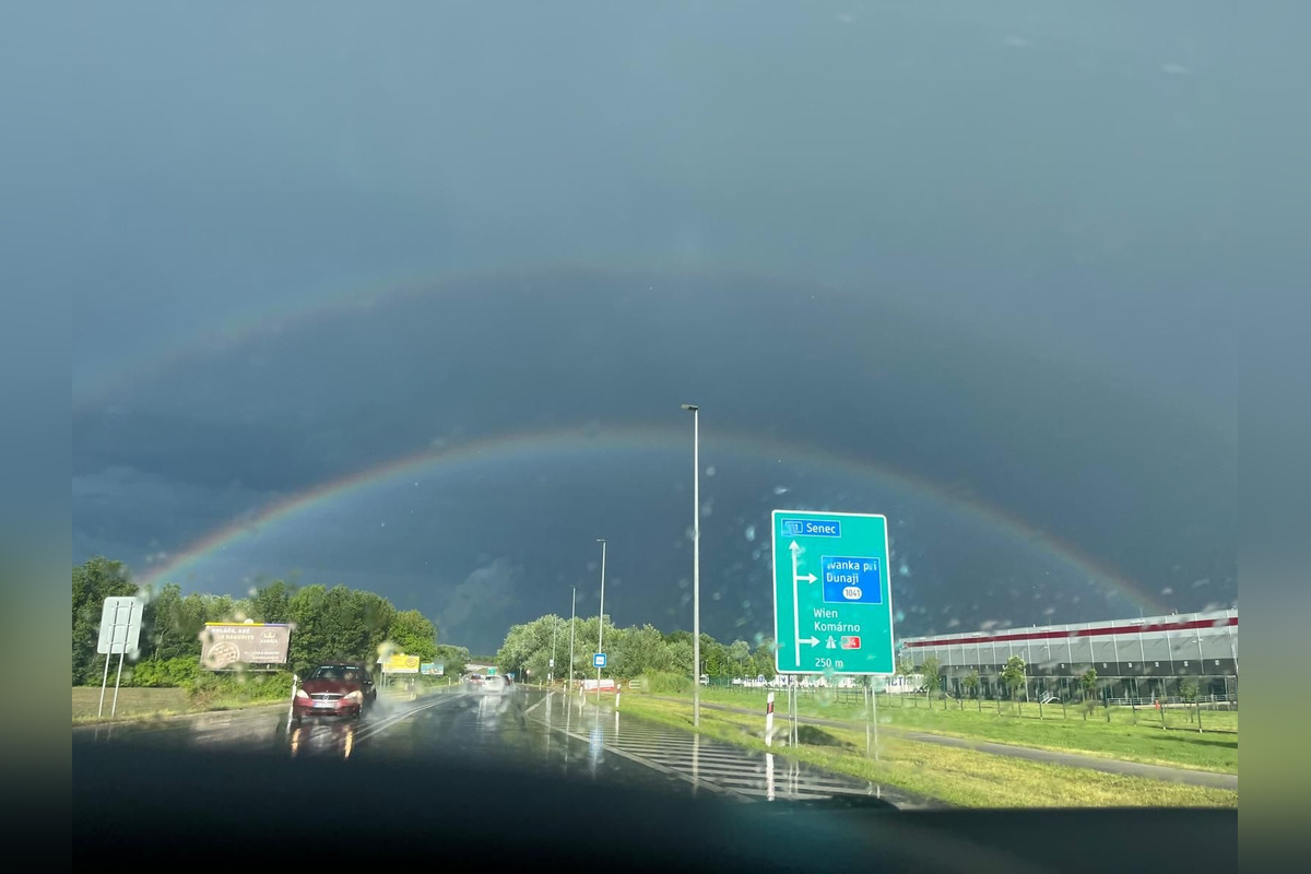 FOTO: Obloha nad Bratislavou ožila farbami. Pozrite si fascinujúce zábery po búrke, foto 1