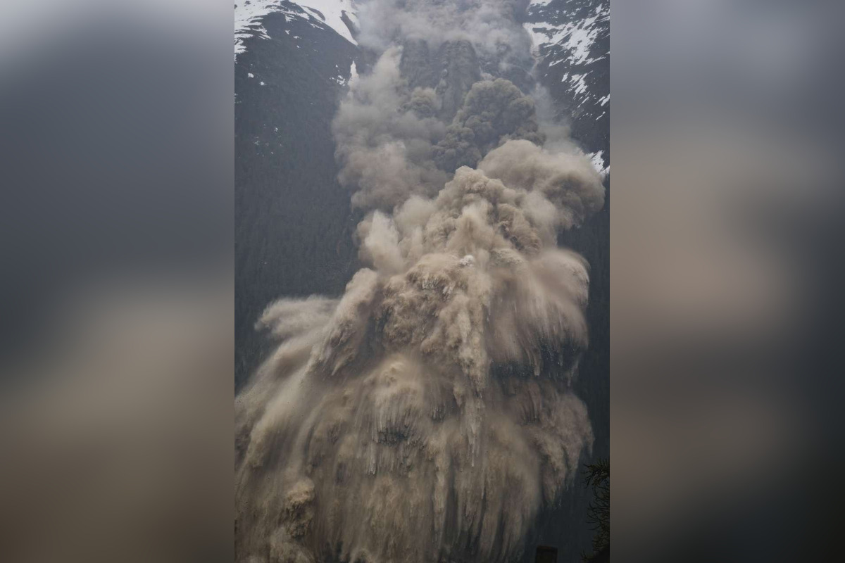 FOTO: Švajčiarska dedina zmizla pod lavínou skál, foto 1